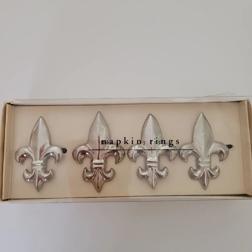 Pier 1 Imports set of 4 napkin rings